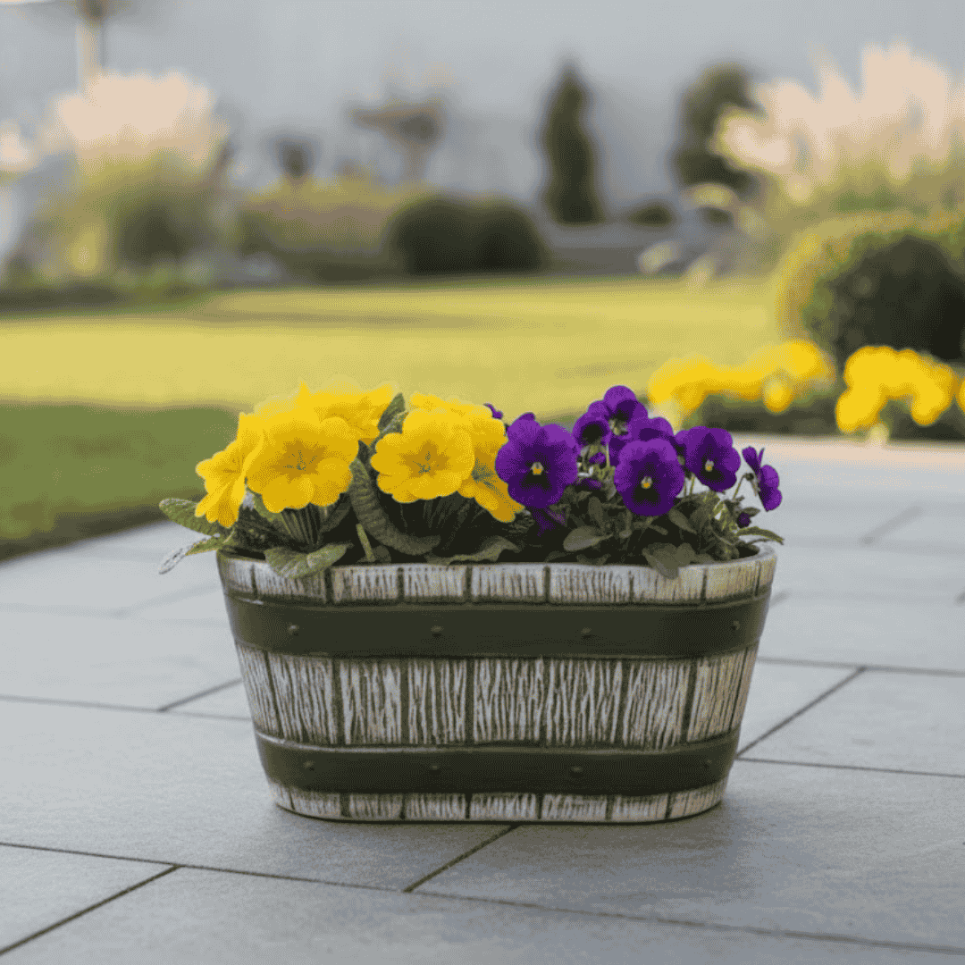 keramický květináč ve tvaru škopíku s jarními květinami